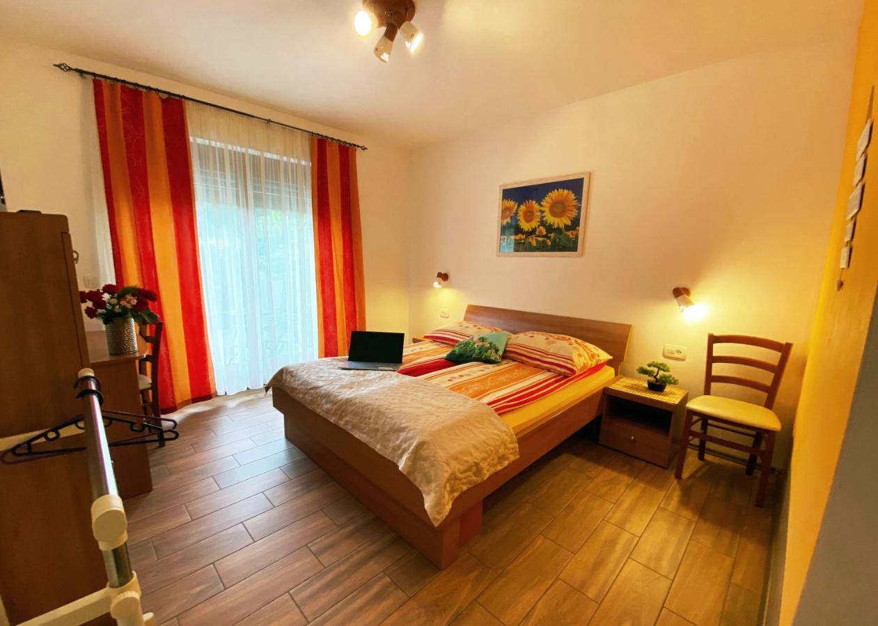 Guesthouse Mesec Zaplana Vrhnika Exterior foto