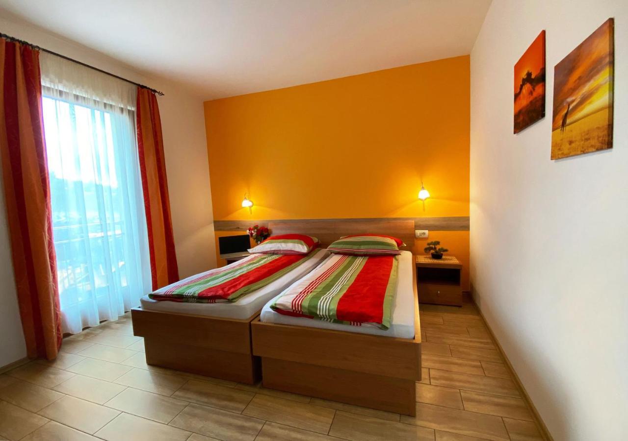 Guesthouse Mesec Zaplana Vrhnika Exterior foto