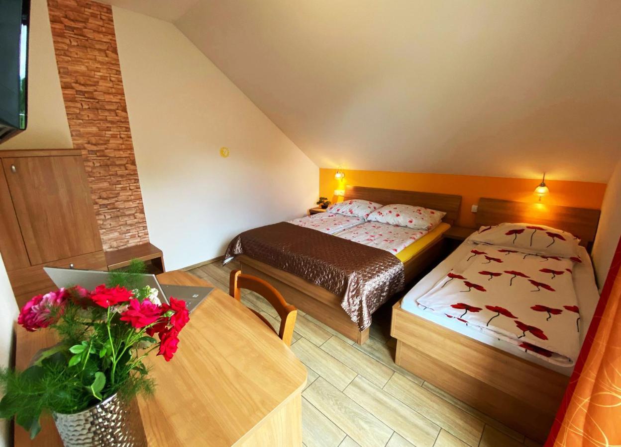 Guesthouse Mesec Zaplana Vrhnika Exterior foto