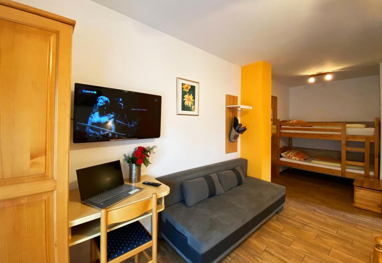 Guesthouse Mesec Zaplana Vrhnika Exterior foto