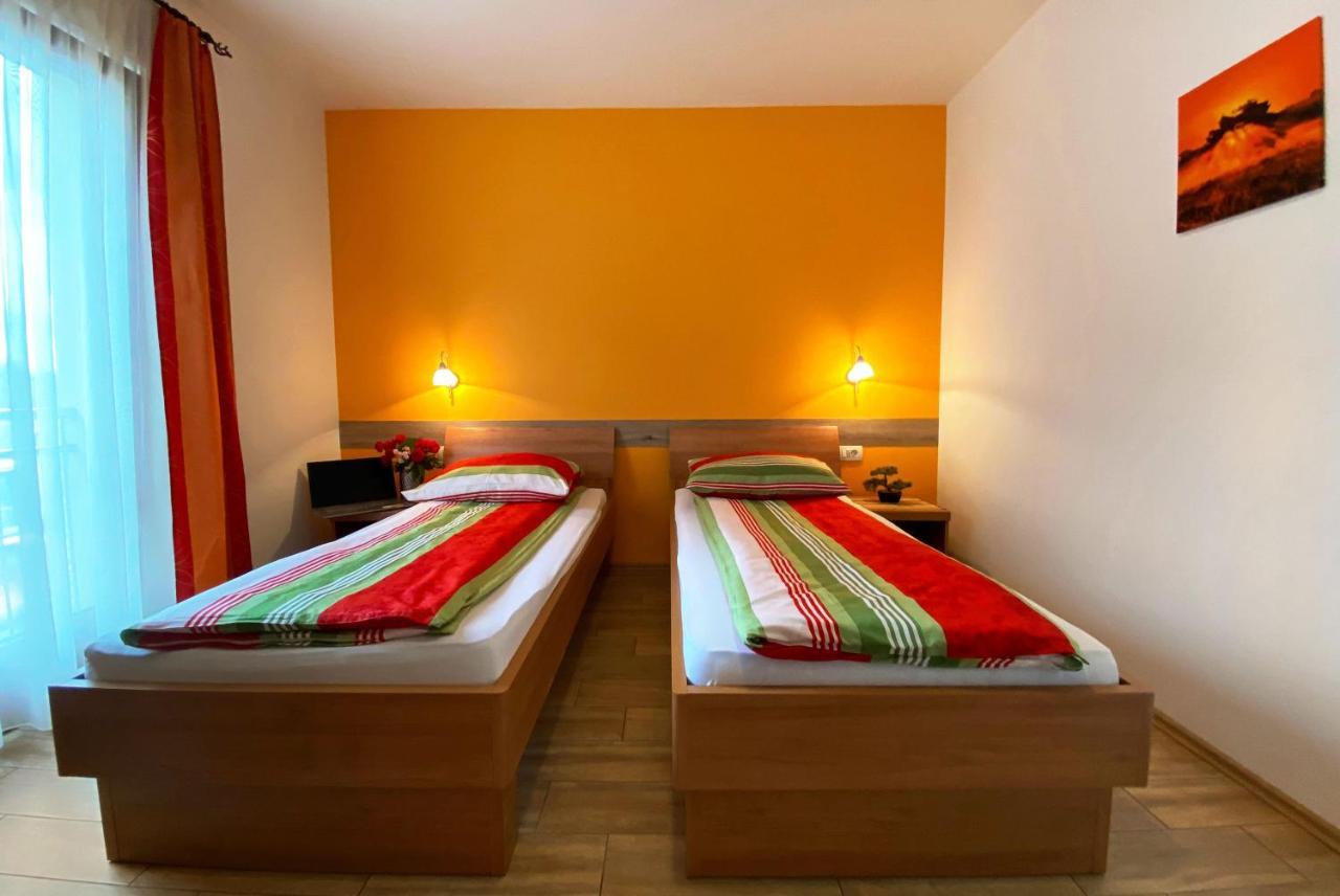 Guesthouse Mesec Zaplana Vrhnika Exterior foto