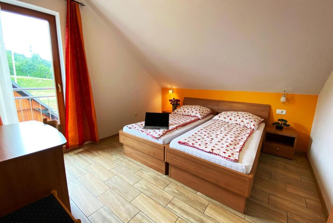Guesthouse Mesec Zaplana Vrhnika Exterior foto
