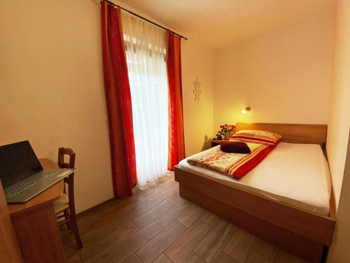 Guesthouse Mesec Zaplana Vrhnika Exterior foto