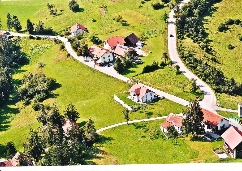 Guesthouse Mesec Zaplana Vrhnika Exterior foto