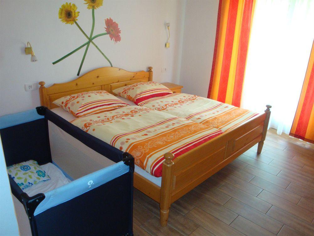 Guesthouse Mesec Zaplana Vrhnika Exterior foto