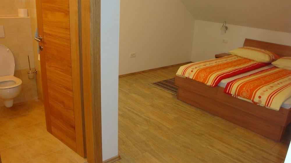 Guesthouse Mesec Zaplana Vrhnika Exterior foto