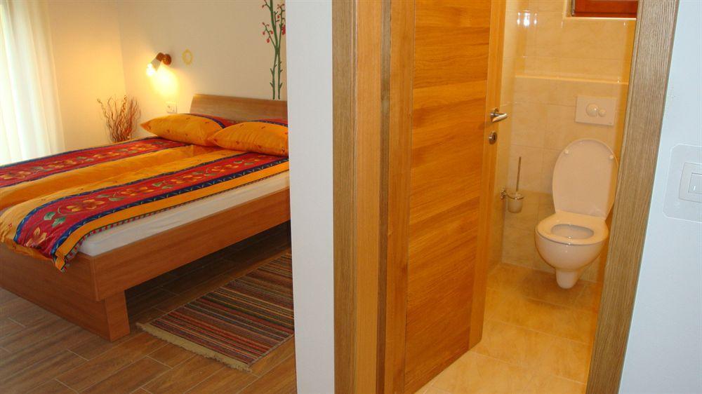 Guesthouse Mesec Zaplana Vrhnika Exterior foto