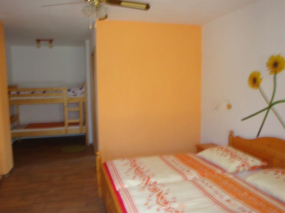 Guesthouse Mesec Zaplana Vrhnika Exterior foto