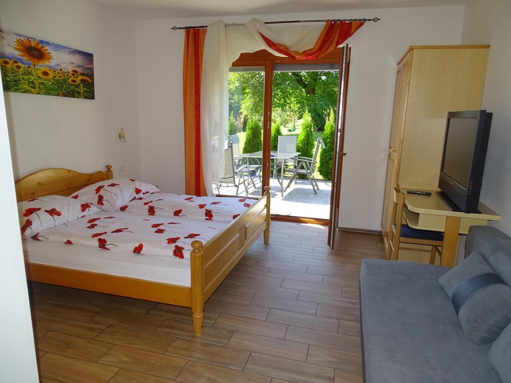 Guesthouse Mesec Zaplana Vrhnika Exterior foto