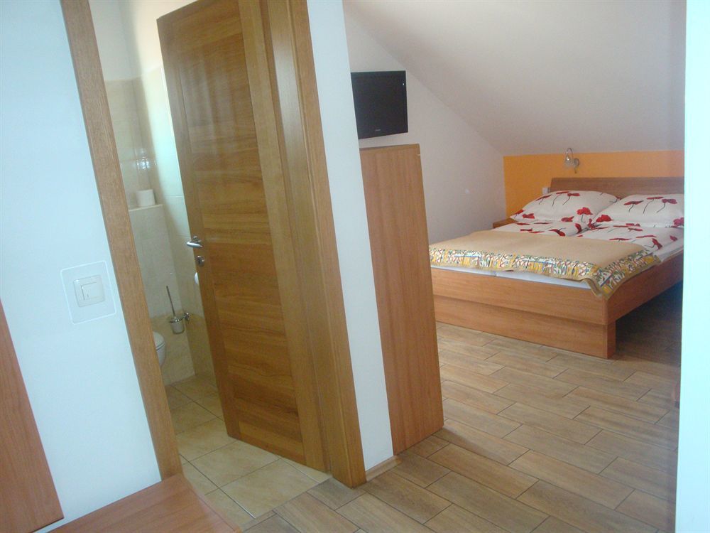Guesthouse Mesec Zaplana Vrhnika Exterior foto