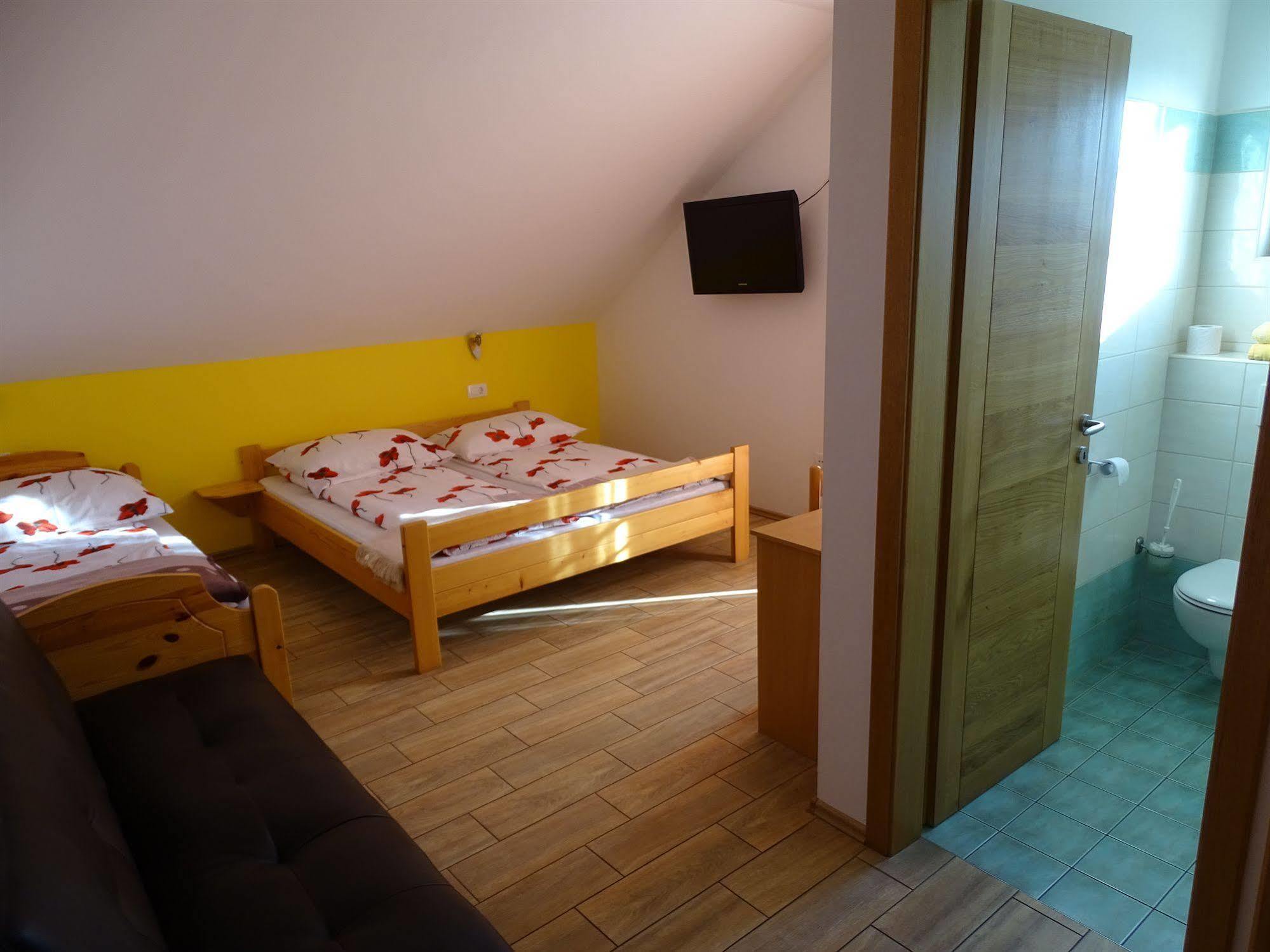 Guesthouse Mesec Zaplana Vrhnika Exterior foto