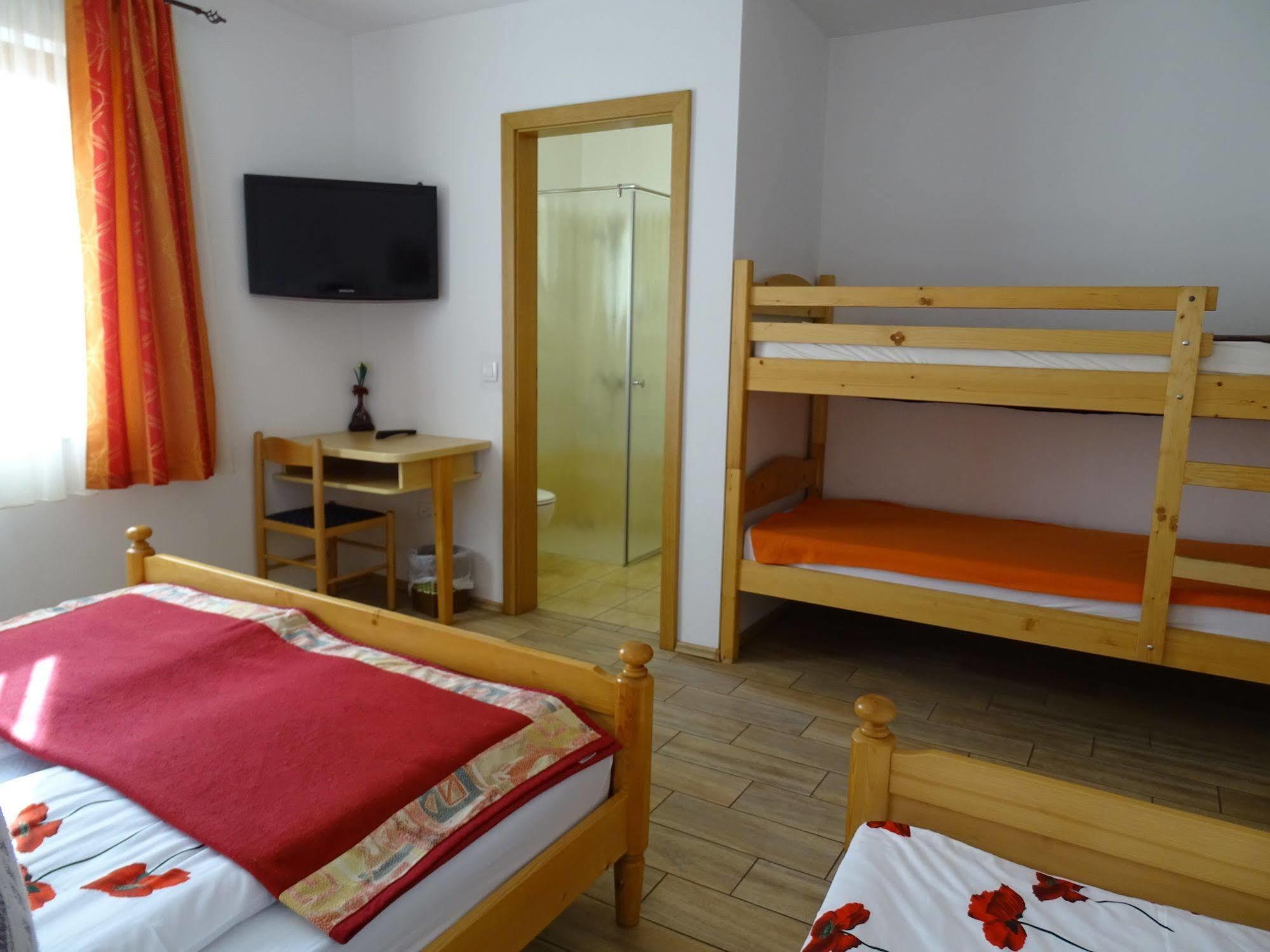 Guesthouse Mesec Zaplana Vrhnika Exterior foto