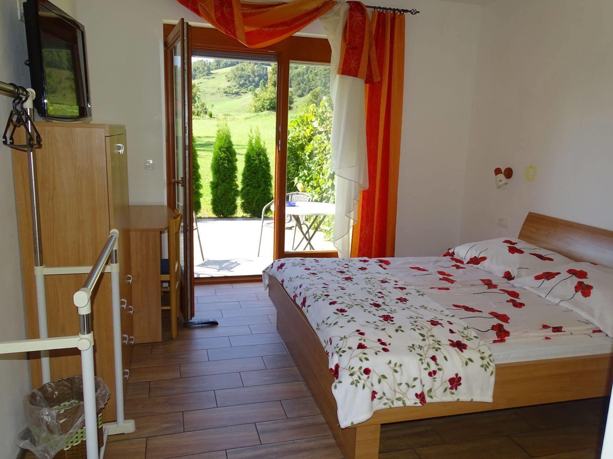 Guesthouse Mesec Zaplana Vrhnika Exterior foto