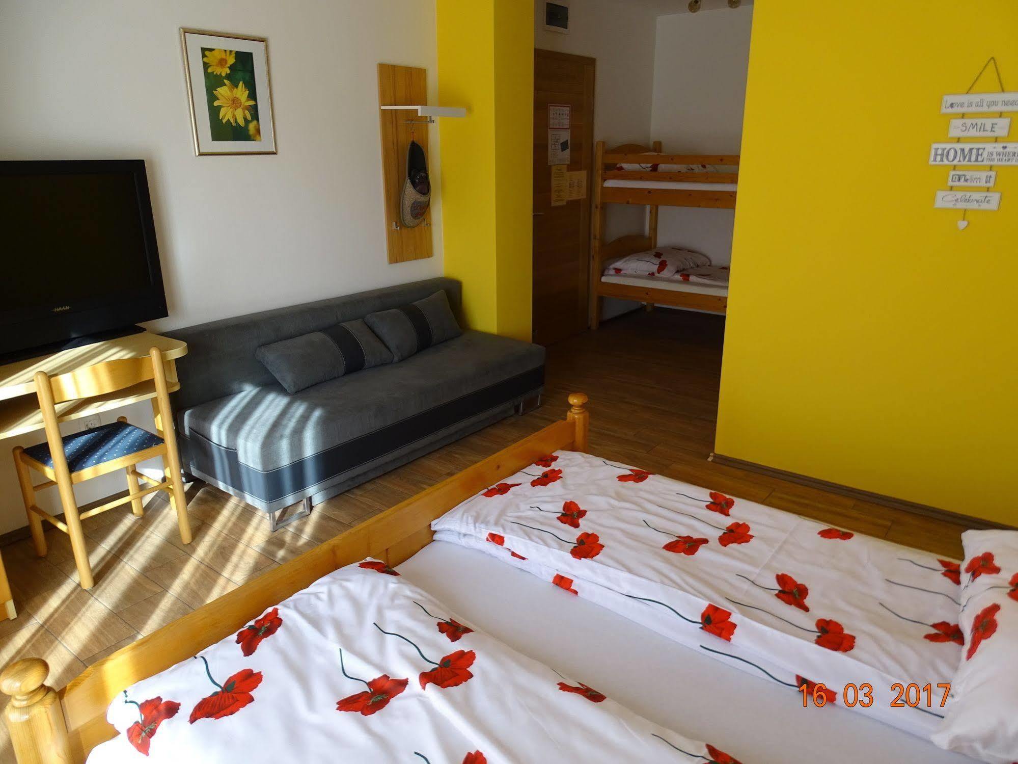 Guesthouse Mesec Zaplana Vrhnika Exterior foto