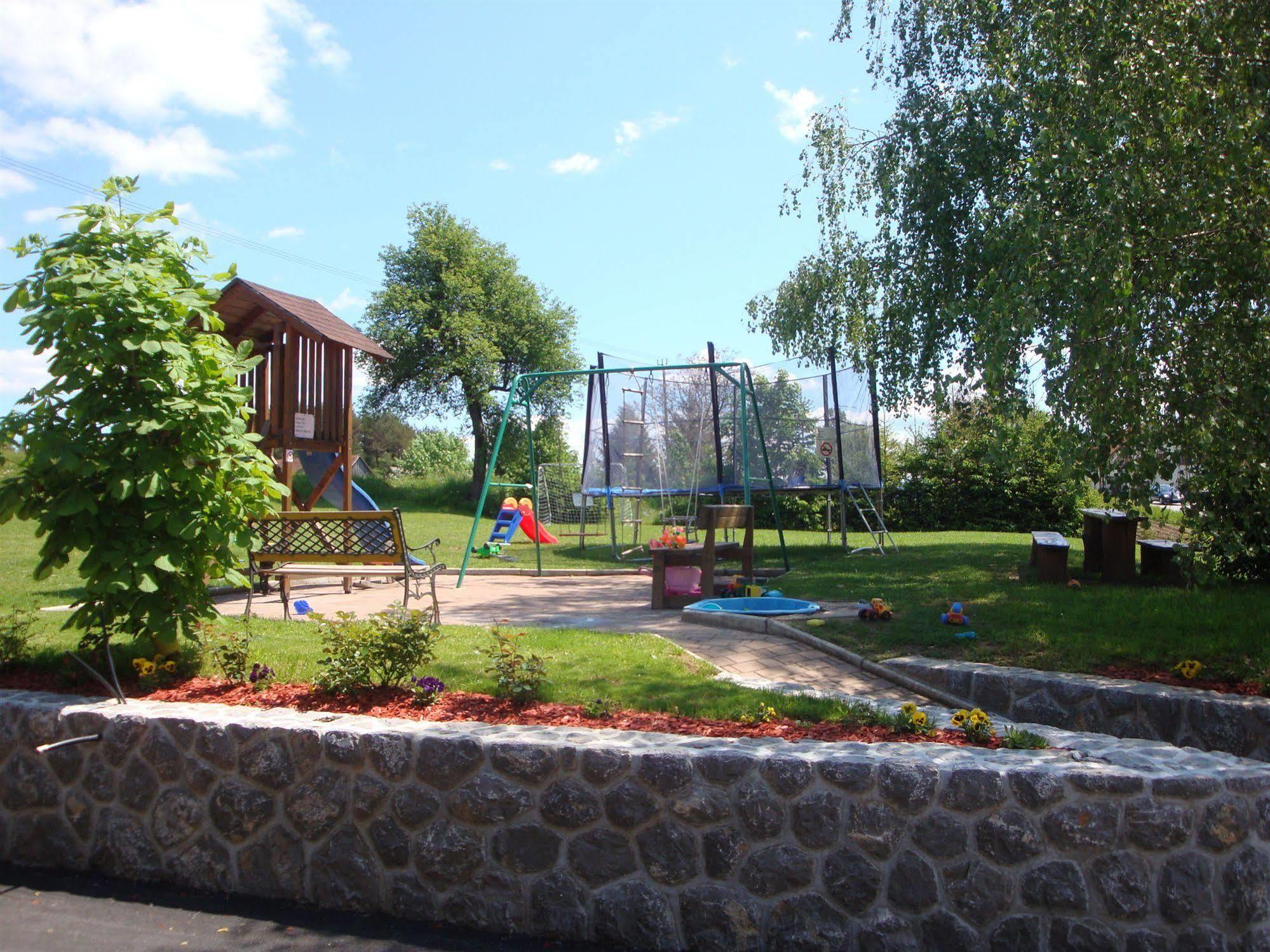Guesthouse Mesec Zaplana Vrhnika Exterior foto