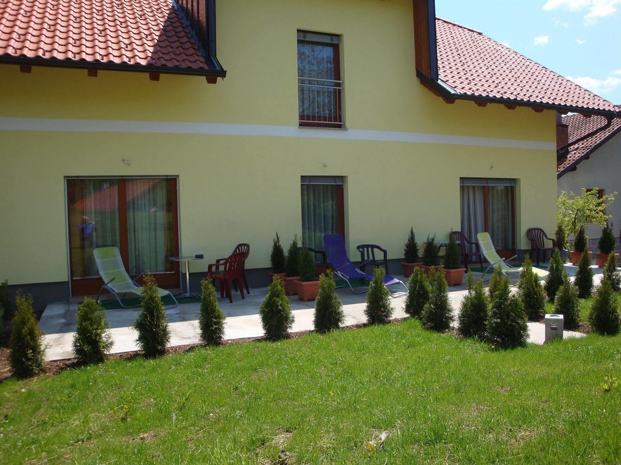 Guesthouse Mesec Zaplana Vrhnika Exterior foto