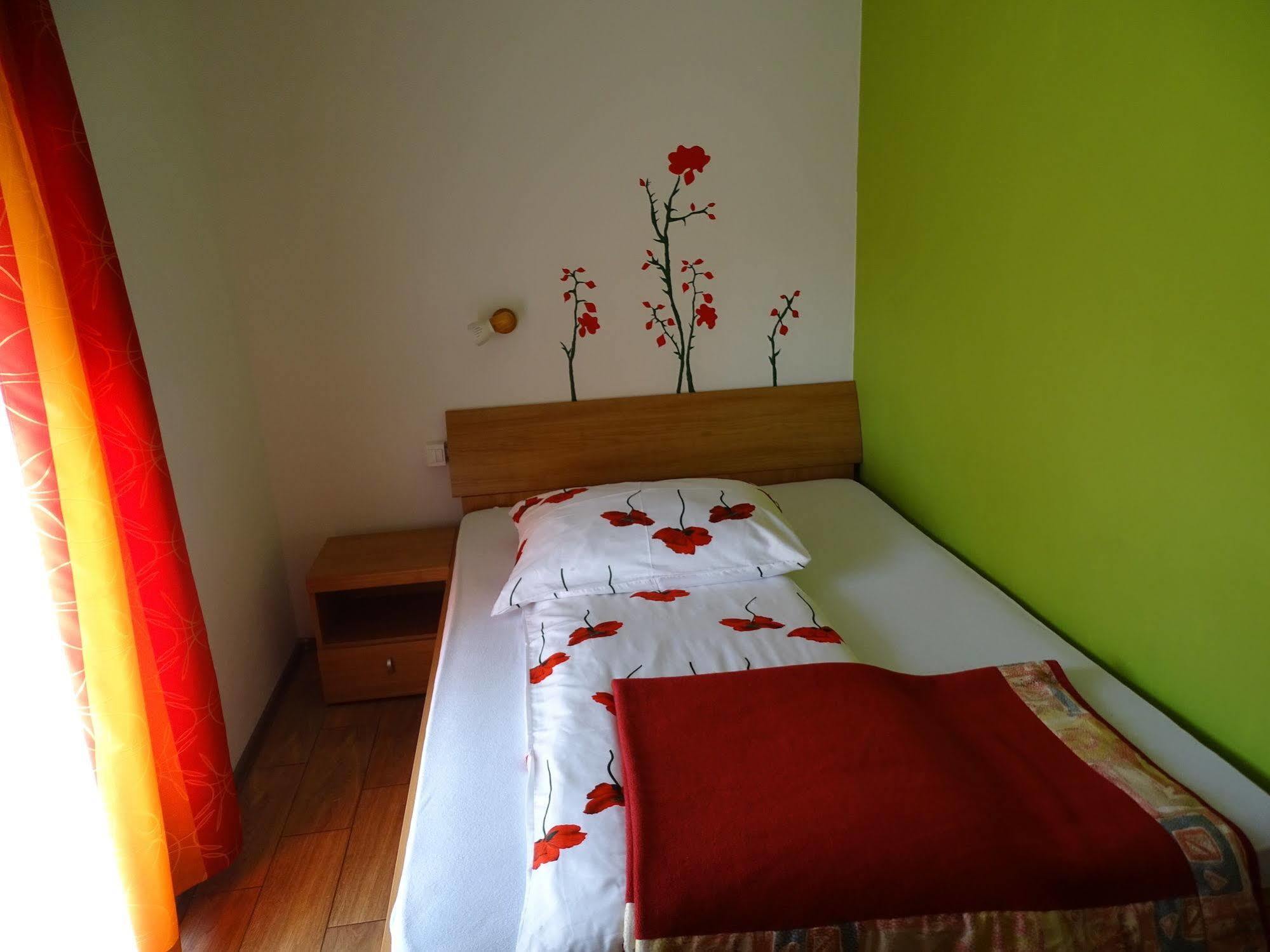 Guesthouse Mesec Zaplana Vrhnika Exterior foto