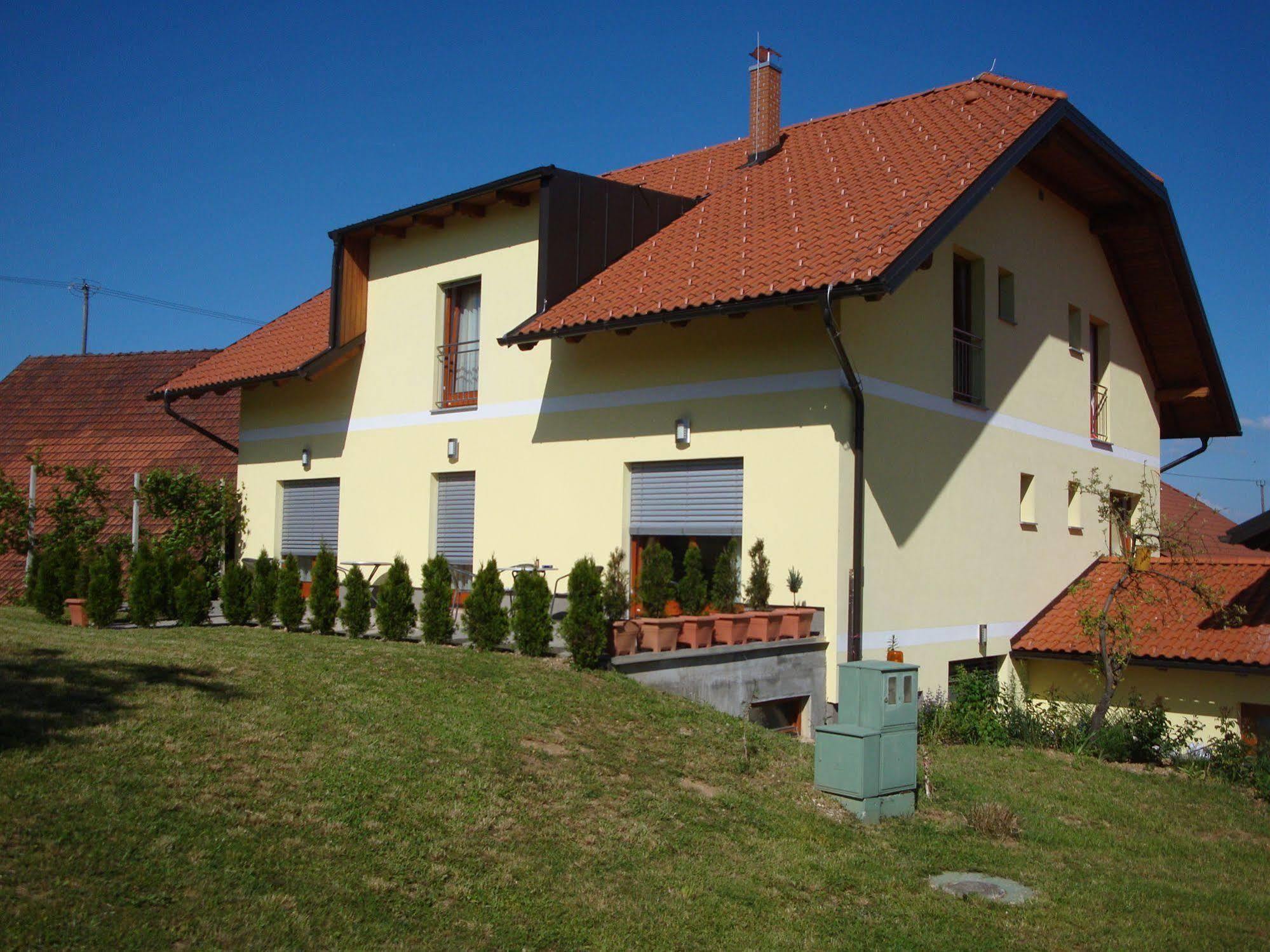 Guesthouse Mesec Zaplana Vrhnika Exterior foto